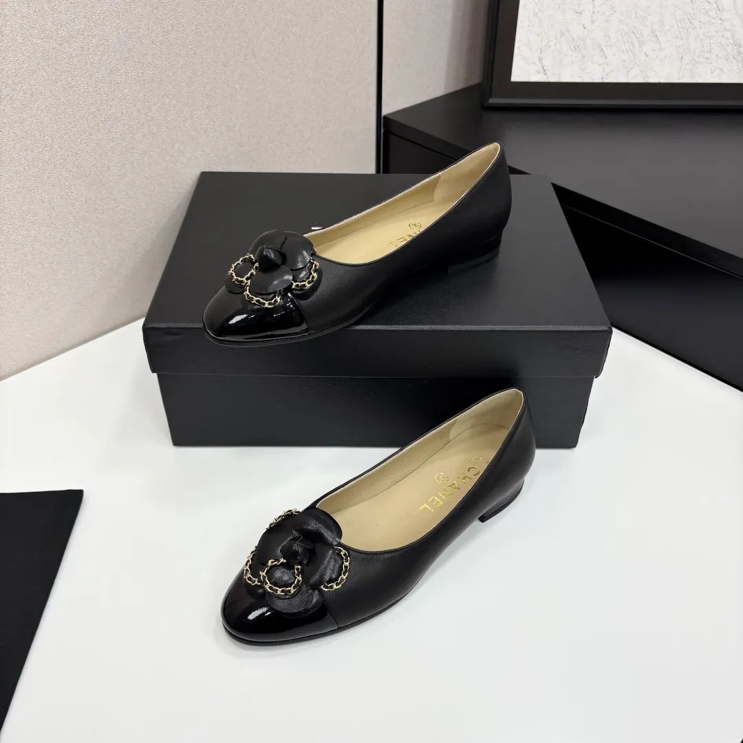 👟👟Ex-factory price 580👟👟 CHANEL｜Chanel Chanel 25C early spring new product Camellia series flat shoes This season’s Camellia series is really beautiful😍 Grandma Xiang’s family has always been elegant and ladylike, full of high-end sense! It’s very nice on the feet~ Whether worn barefoot or paired with skirts or trousers, it’s very versatile! Incomparably beautiful! Extraordinarily fairy 🧚 Overwhelmingly girly‼ ️ The upper is made of imported lambskin, the lining is made of mixed sheepskin, and the Italian A-grade leather outsole Size: 35-39 (40/41 customized)